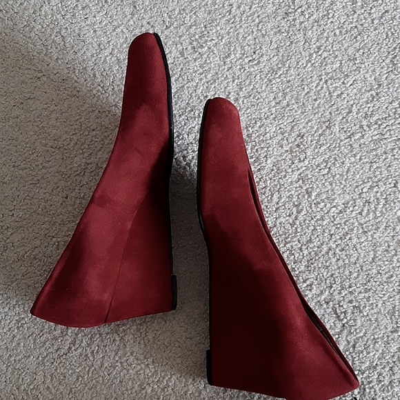 STUART WEITZMAN Gorgeous Rich Burgundy Red Suede Wedge Pumps - Near New - Picture 9 of 17